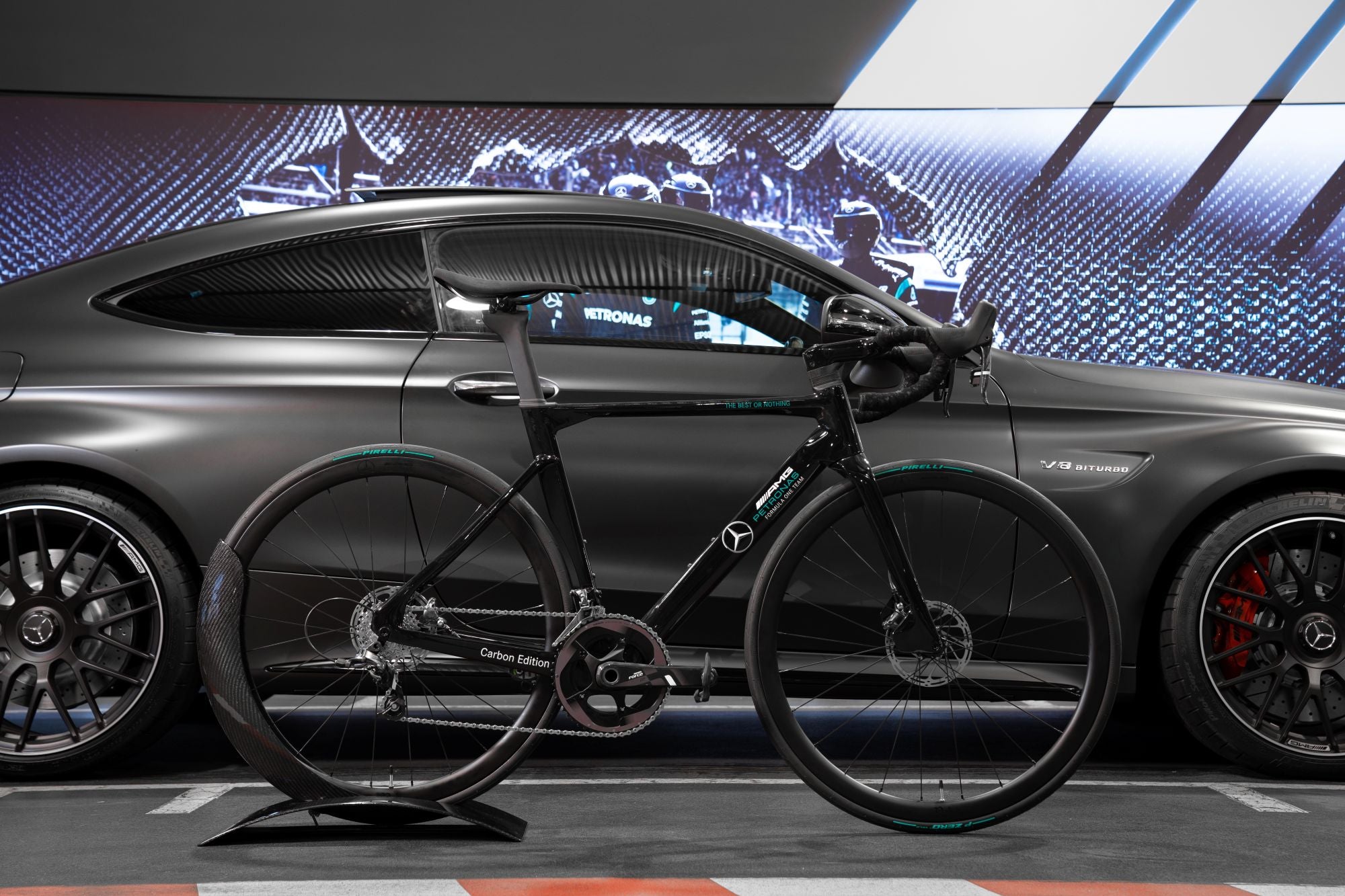 F-1 フレーム付き Mercedes-AMG PETRONAS F1 Team V12 Limited Edition Road Bike | n+ Bikes
